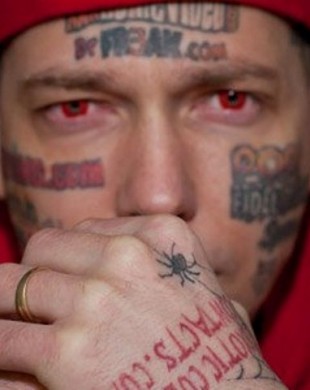 Cam4 Paga per aiutare Hostgator Dotcom a cancellare i tatuaggi dal viso