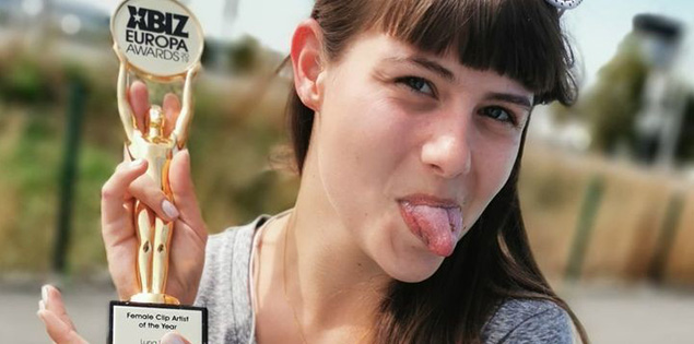 La Camgirl e Pornostar Luna Rival di CAM4 vince agli XBIZ Europa Awards