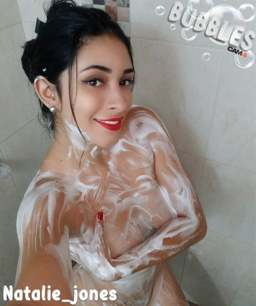 latina nuda doccia