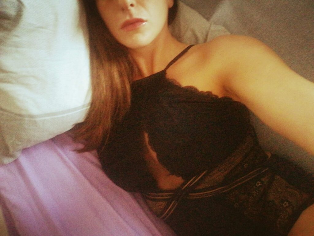 coquine italienne sur son lit 